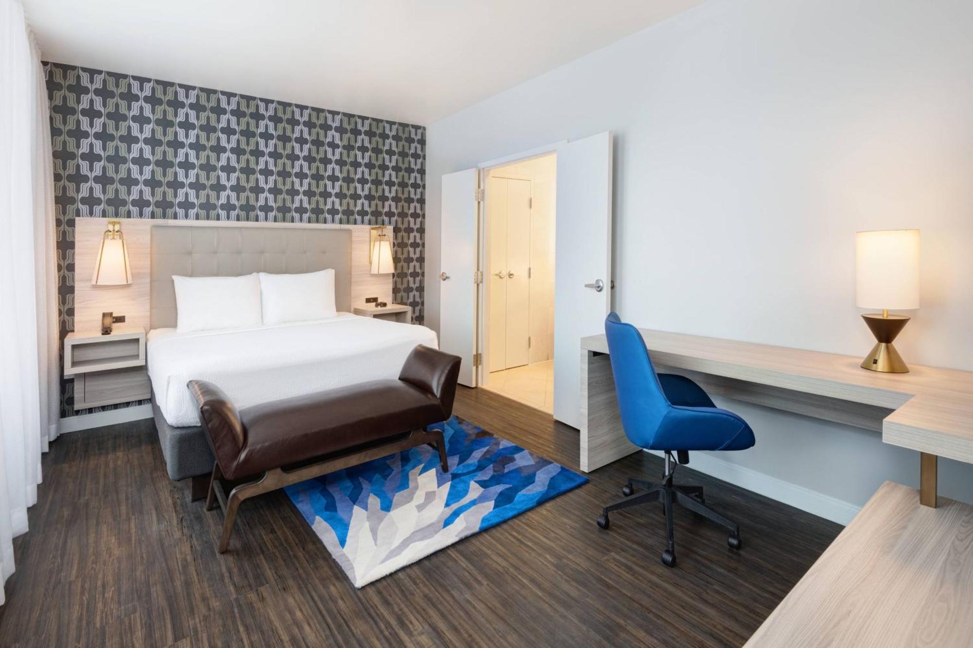 Courtyard By Marriott Downtown Hotel